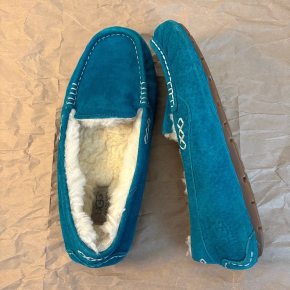 UGG Shoes - UGG women Ansley size 6